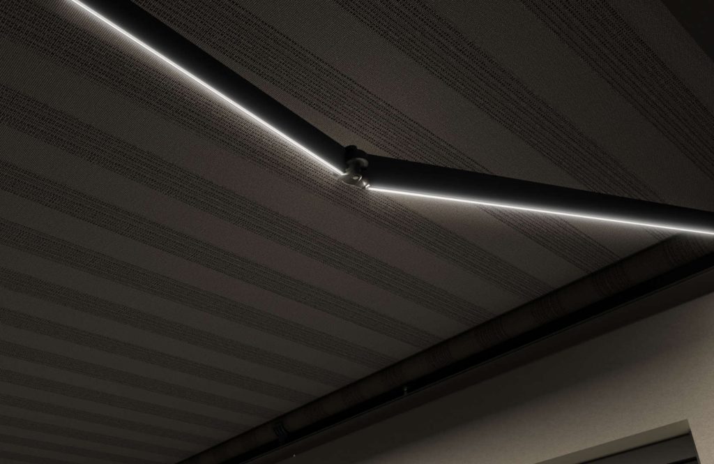 Quelle idée lumineuse d’intégrer des LED directement dans les bras du store ! Crédit photo : Franciaflex