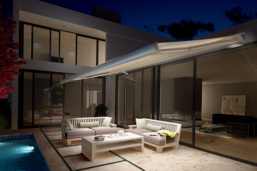 Profitez de votre terrasse, même la nuit tombée, avec l’option LED intégrées dans les bras. Crédit Photo : Franciaflex.